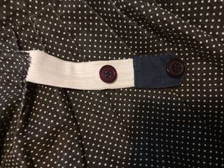 Traje de casera con lunares blancosy negros.