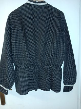 Traje de casera con lunares blancosy negros.