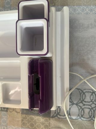 Organizador escritorio morado y blanco.
