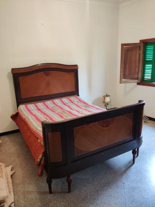Cama antigua de madera maciza