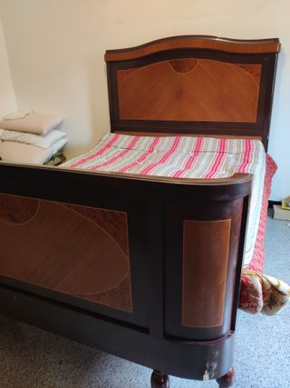 Cama antigua de madera maciza