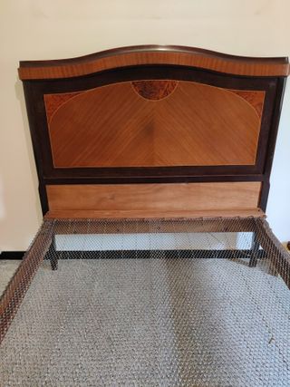 Cama antigua de madera maciza