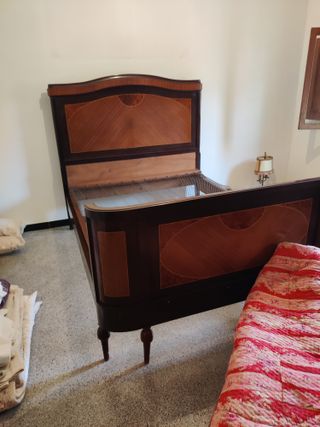 Cama antigua de madera maciza