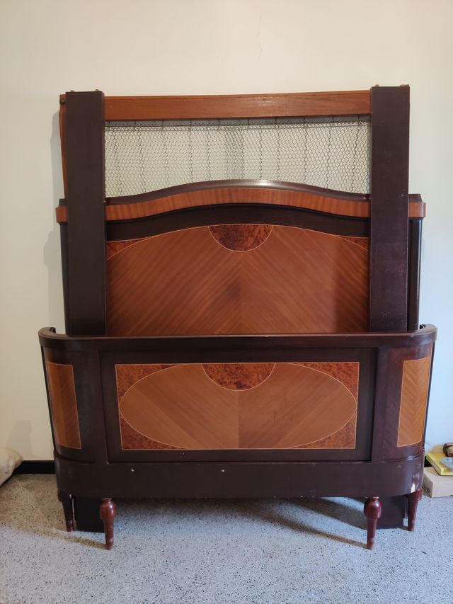 Cama antigua de madera maciza