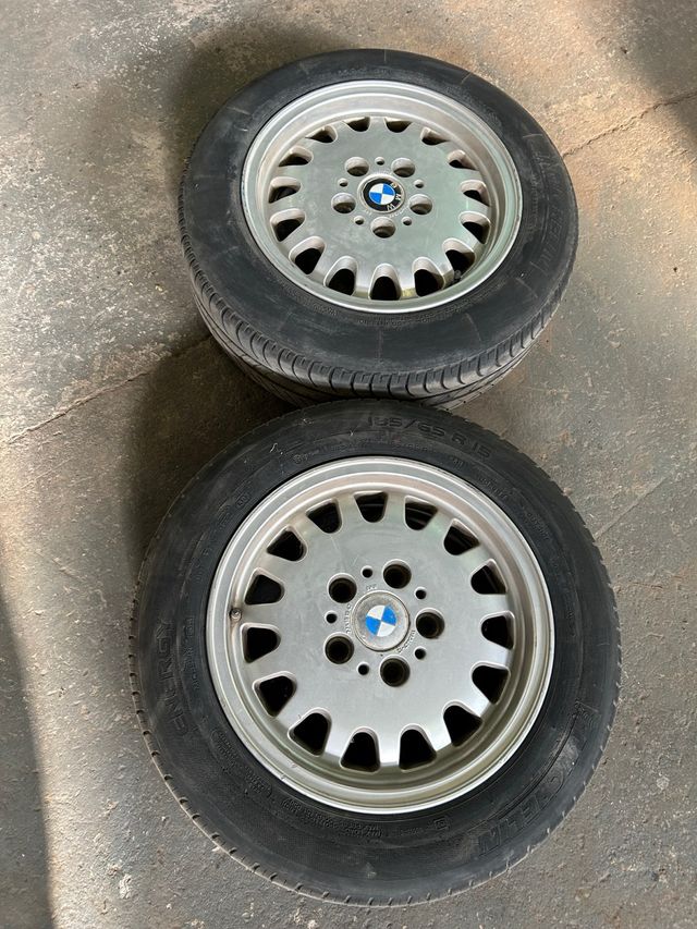 DOS LLANTAS ORIGINALES DE BMW E36 CON NEUMÁTICOS