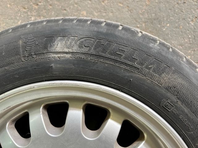 DOS LLANTAS ORIGINALES DE BMW E36 CON NEUMÁTICOS