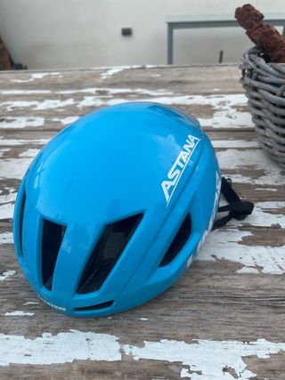 Casco bici UMAR Astana azul usado por Mark cavendi