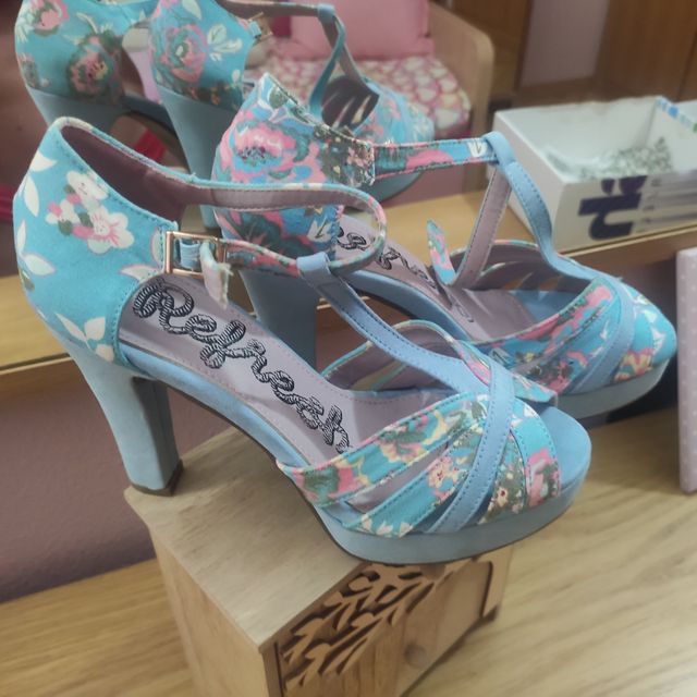 Sandalias tacón azul floral