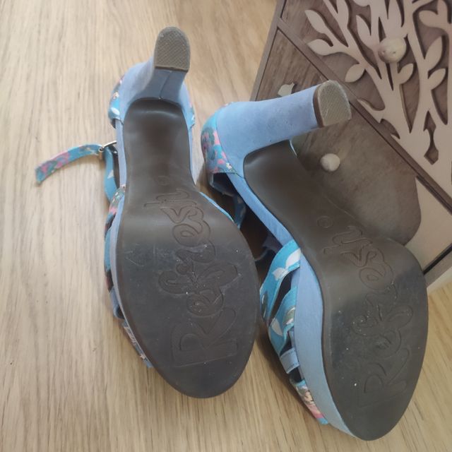 Sandalias tacón azul floral