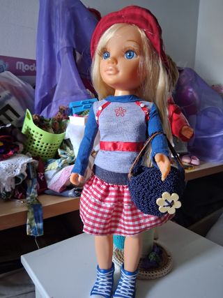 Muñeca con Gorro Rojo