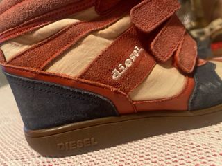 Zapatillas Diesel rojas y azules
