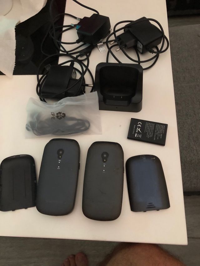 Móviles antiguos + cargadores