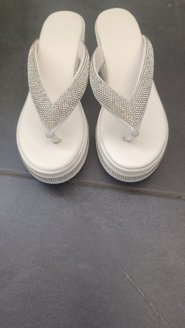 Chinelos Tema: brancos c/ pedraria