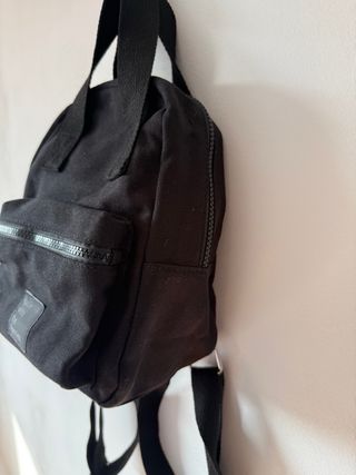 Mochila negra pequeña nueva