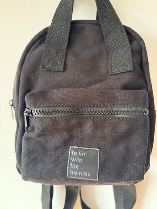 Mochila negra pequeña nueva