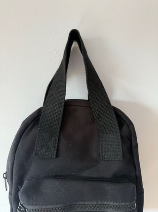 Mochila negra pequeña nueva