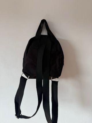 Mochila negra pequeña nueva