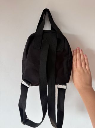 Mochila negra pequeña nueva