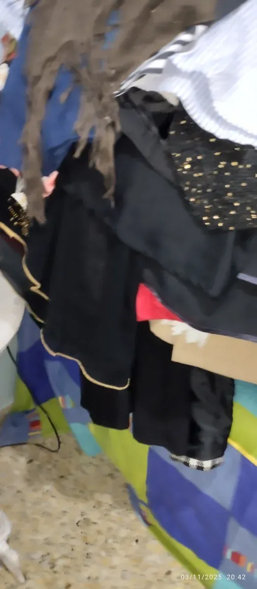 Lote de 100 prendas .. vestidos. Abrigos . Mujer