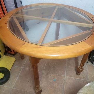 Mesa redonda de madera con cristal