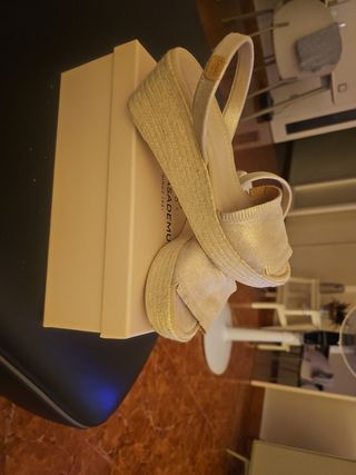 Sandalias cuña Castell beige-doradas