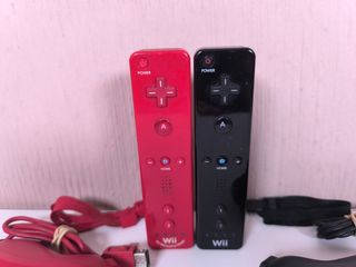 2 Mandos Wii Motion Plus  + 2 Nunchuks.
