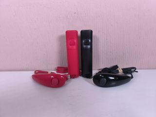 2 Mandos Wii Motion Plus  + 2 Nunchuks.