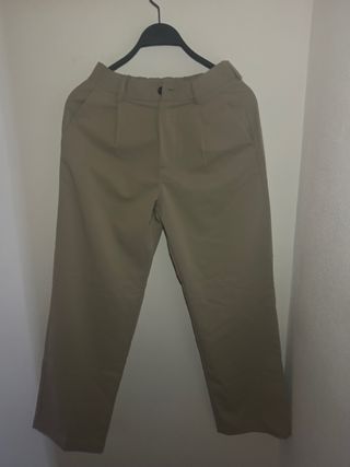 Pantaloni beige larghi eleganti.