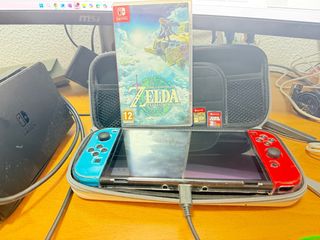 Nintendo Switch azul y roja con dos juegos.