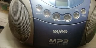 Radio CD Sanyo MP3 - Azul y Plata