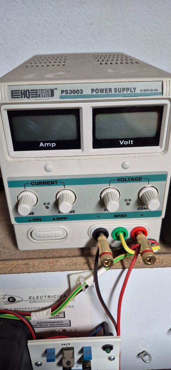 Fuente de alimentación EHQ PS3003 0-30V/0-3A