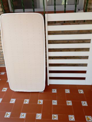 Cuna lacada con colchon convertible en sofá