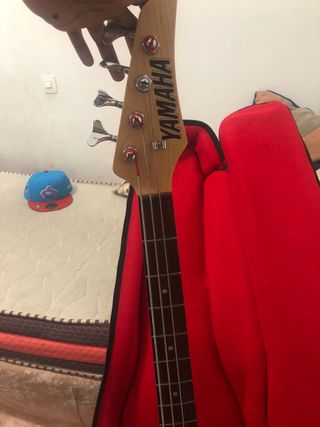 Bajo Yamaha - Eléctrico cun una cuerda rota 
