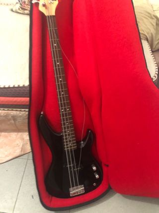 Bajo Yamaha - Eléctrico cun una cuerda rota 