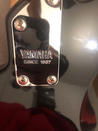 Bajo Yamaha - Eléctrico cun una cuerda rota 