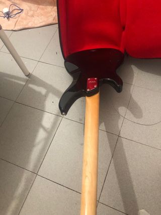 Bajo Yamaha - Eléctrico cun una cuerda rota 