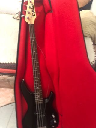 Bajo Yamaha - Eléctrico cun una cuerda rota 