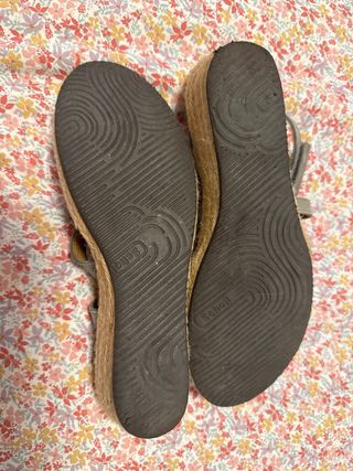 Sandalias cuña mujer gris-blanco