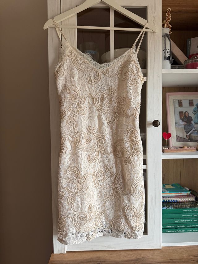 Vestido encaje beige Zara