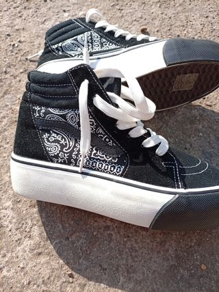 Vans negras y blancas