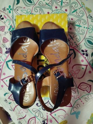 Sandalias azules de tacón