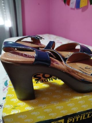 Sandalias azules de tacón