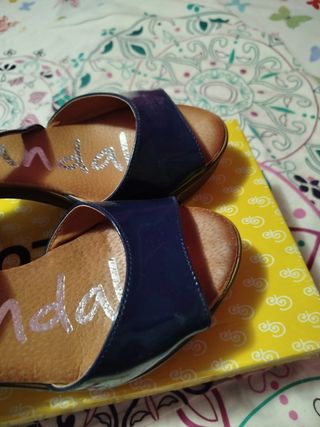 Sandalias azules de tacón