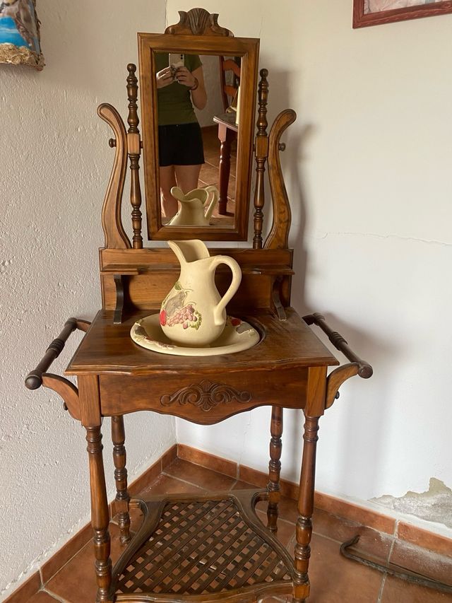 Antiguo mueble palanganero de madera