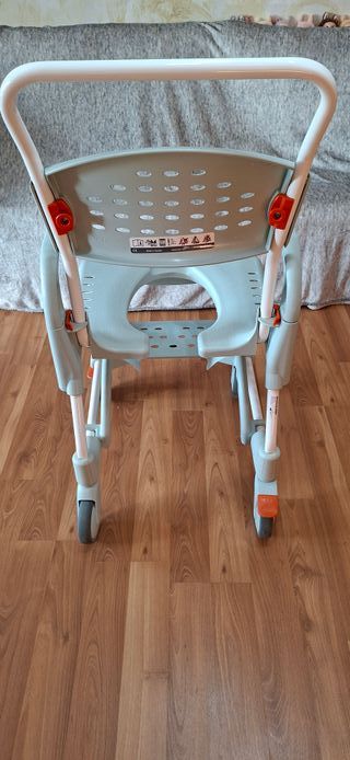 Silla de ducha con ruedas