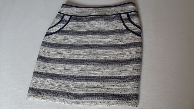 Falda rayada blanco-azul marino