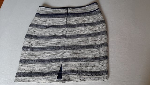 Falda rayada blanco-azul marino