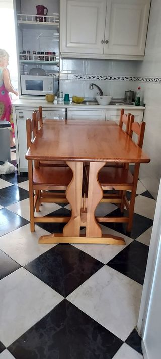 Gran mesa de comedor de madera con sus 4 sillas.