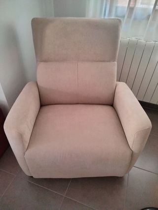 Sillón beige rígido
