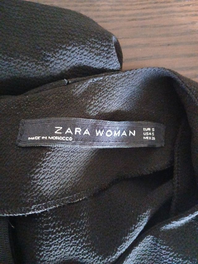 Blusa Zara negra - Talla S
Corte asimétrico.